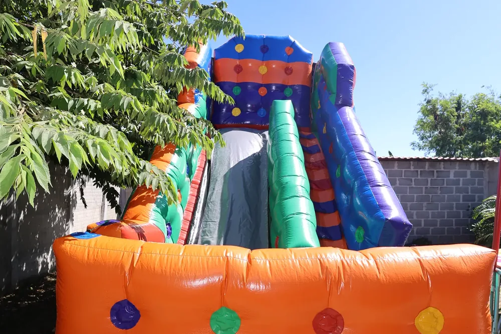 Tobogã inflável com parede de escalada e colchão de queda